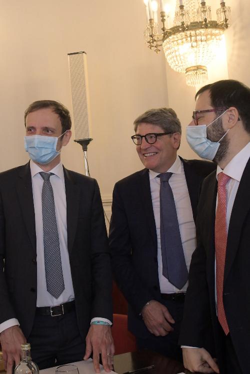 Il governatore Fedriga con il ministro Patuanelli e il prefetto Valenti.